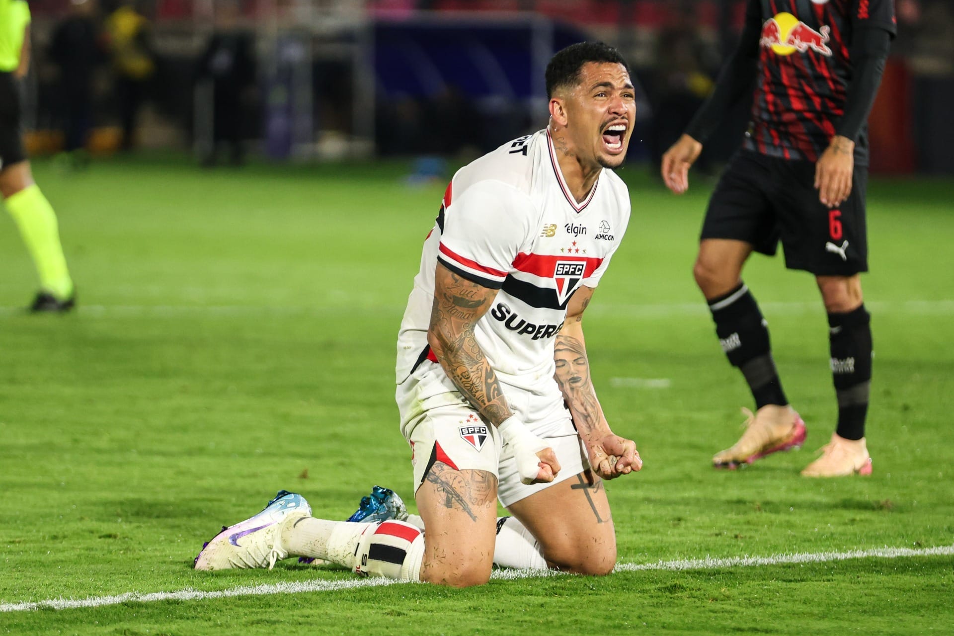 Cicinho: "Perder o clássico será muito pior para o São Paulo do que para o Corinthians"