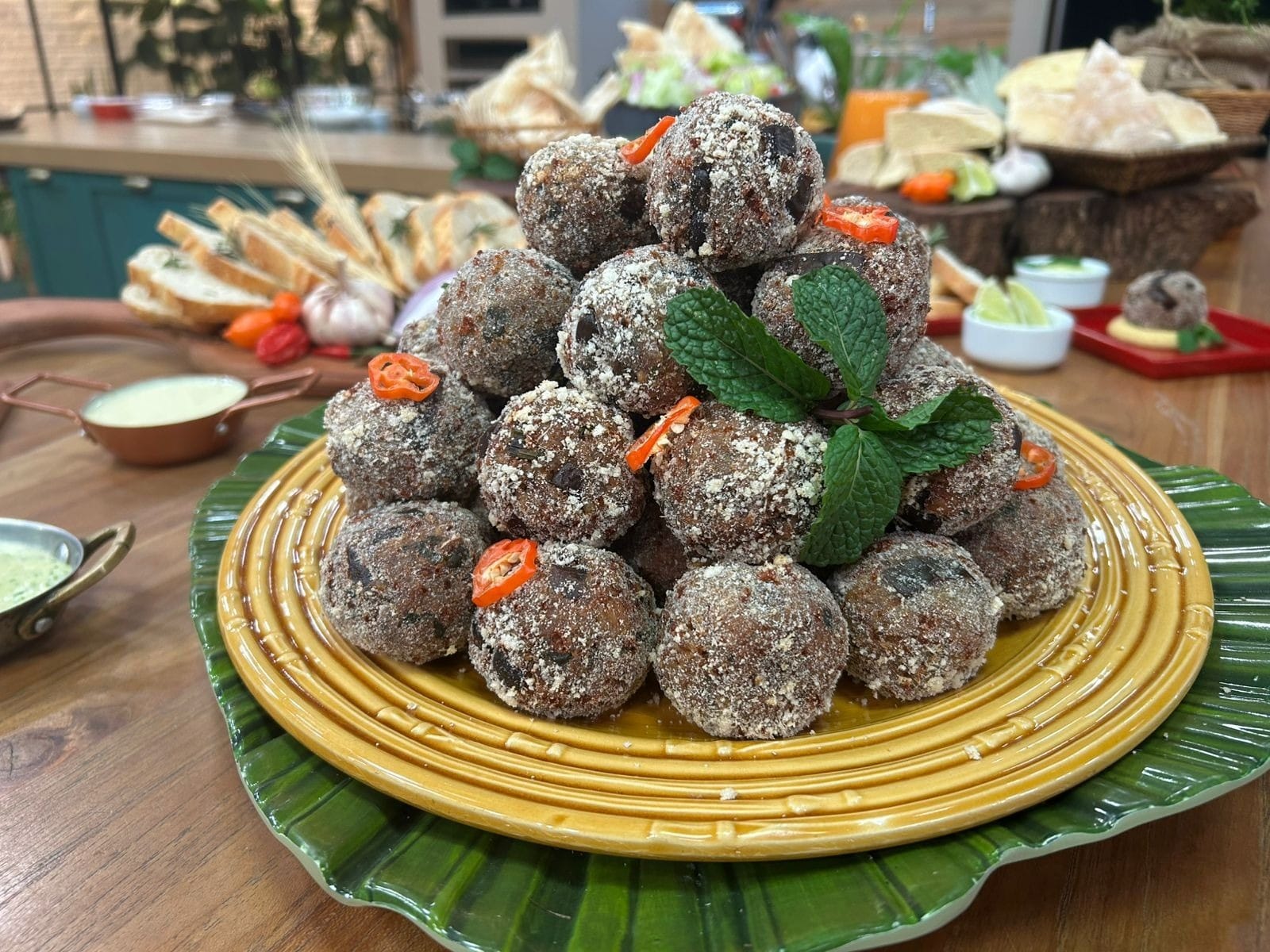 Bolinho de berinjela com molho de iogurte e mostarda da Dona Dirce | Band Receitas