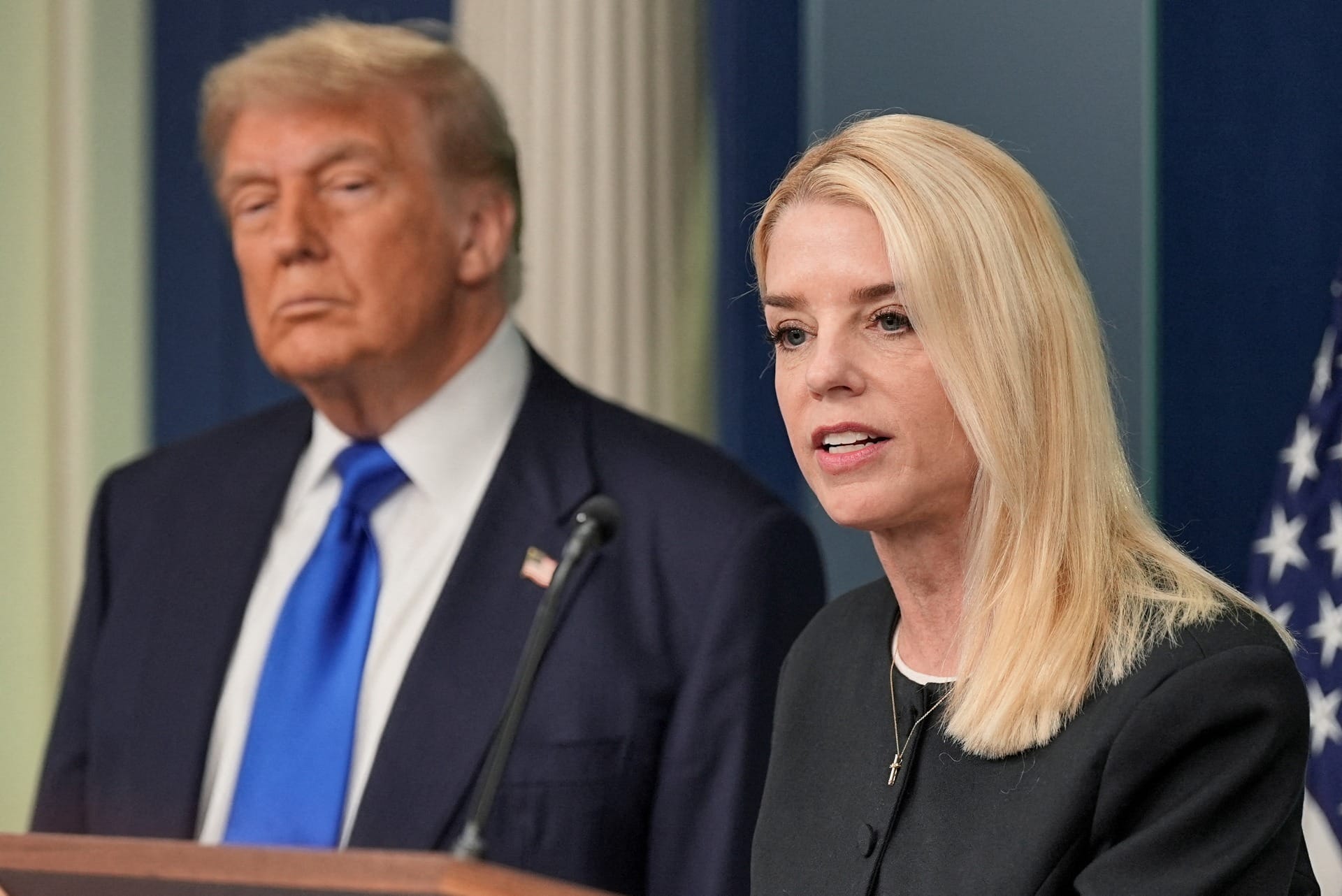 Trump chama apoiadores de 'fracos' por acreditarem em caso Epstein