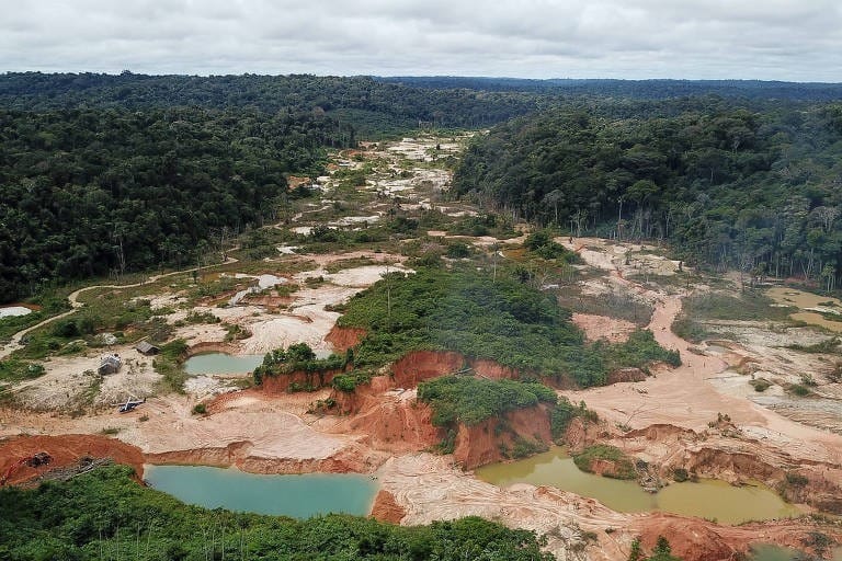 As areas de garimpo ilegal presentes em diversas áreas da Amazônia ameaçam a natureza e a saúde de muitas comunidades