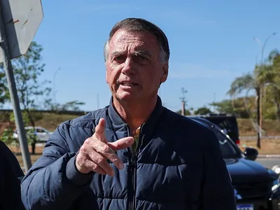 Moraes reforça que Bolsonaro não pode utilizar redes sociais de forma direta e indireta
