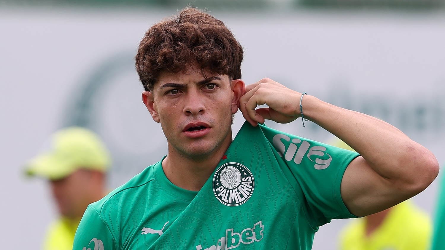 Giay volta aos treinos e deve ser reforço do Palmeiras no duelo contra o Atlético-MG