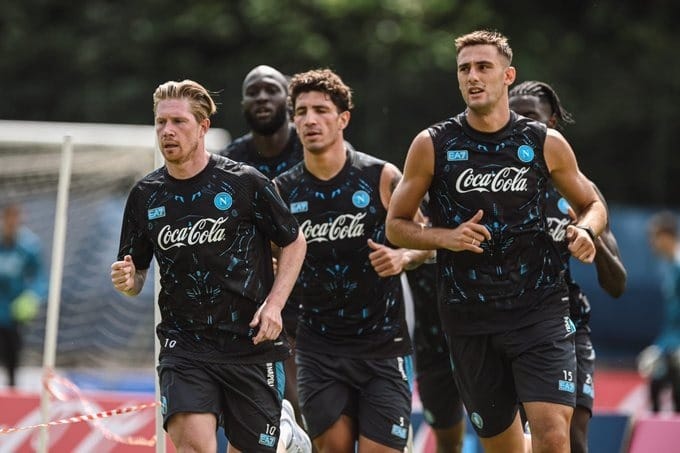De Bruyne ganha a camisa 10 de Maradona para treinar no Napoli: 'Gesto simpático do clube'