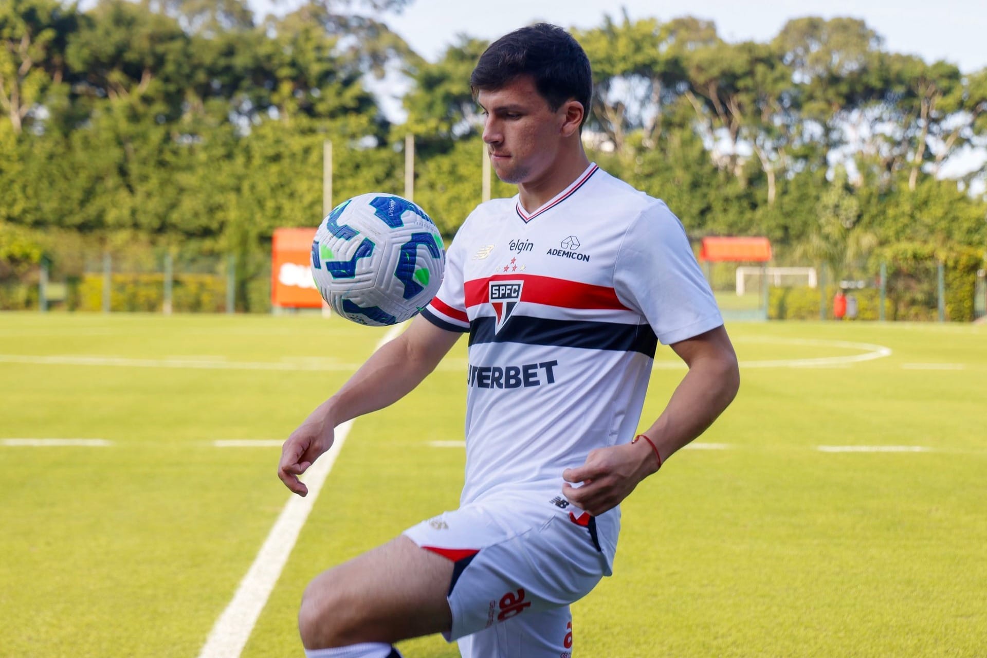 Tapia é anunciado e faz São Paulo ter no elenco número limite de estrangeiros no Brasileirão