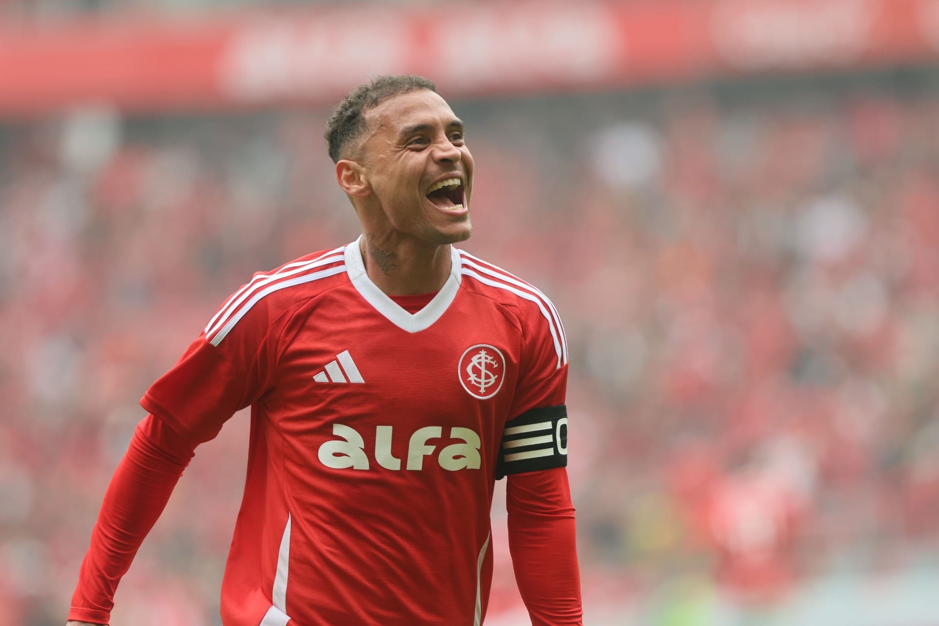 Internacional bate Ceará, vence a segunda seguida e pega o elevador no Brasileirão