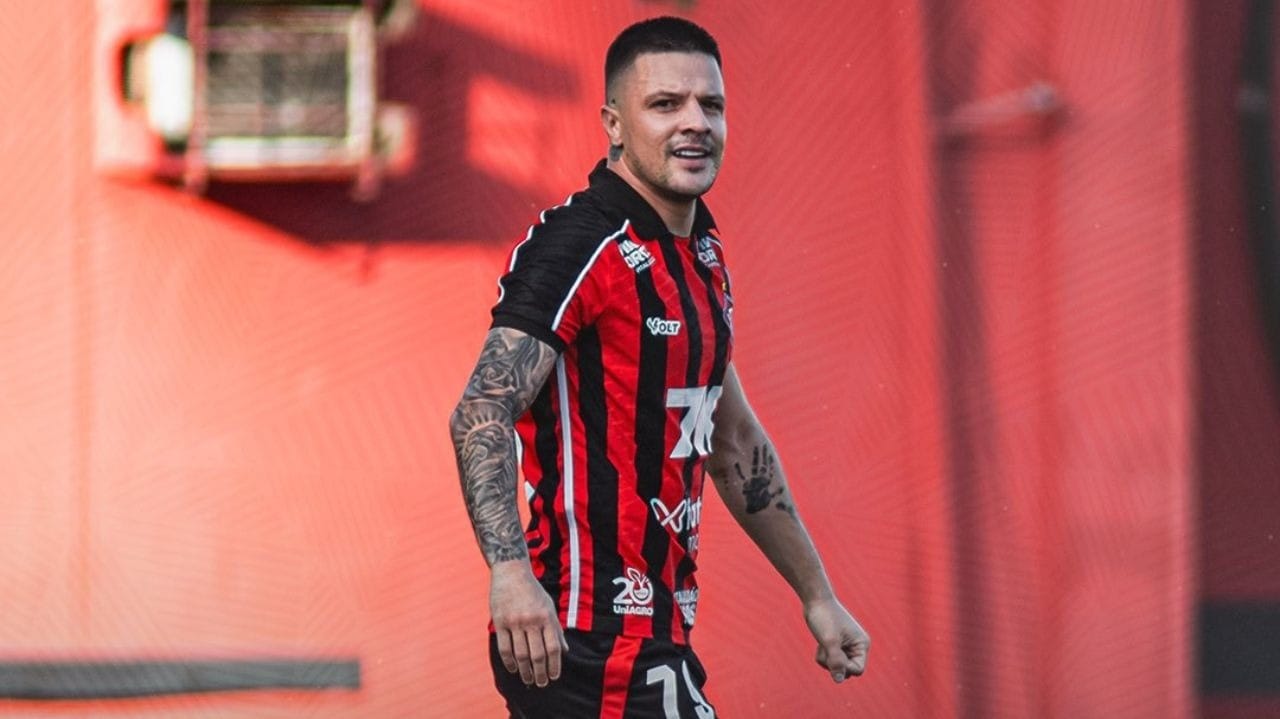 Vitória supera Red Bull Bragantino, interrompe sequência negativa e deixa Z-4 do Brasileirão