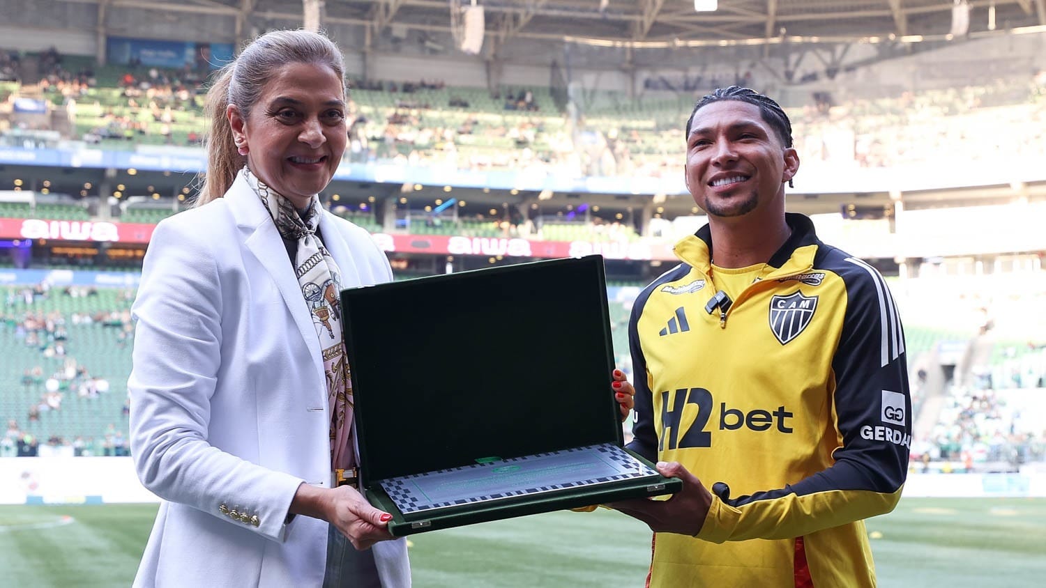 Palmeiras: Rony é homenageado por Leila Pereira em reencontro no Allianz Parque