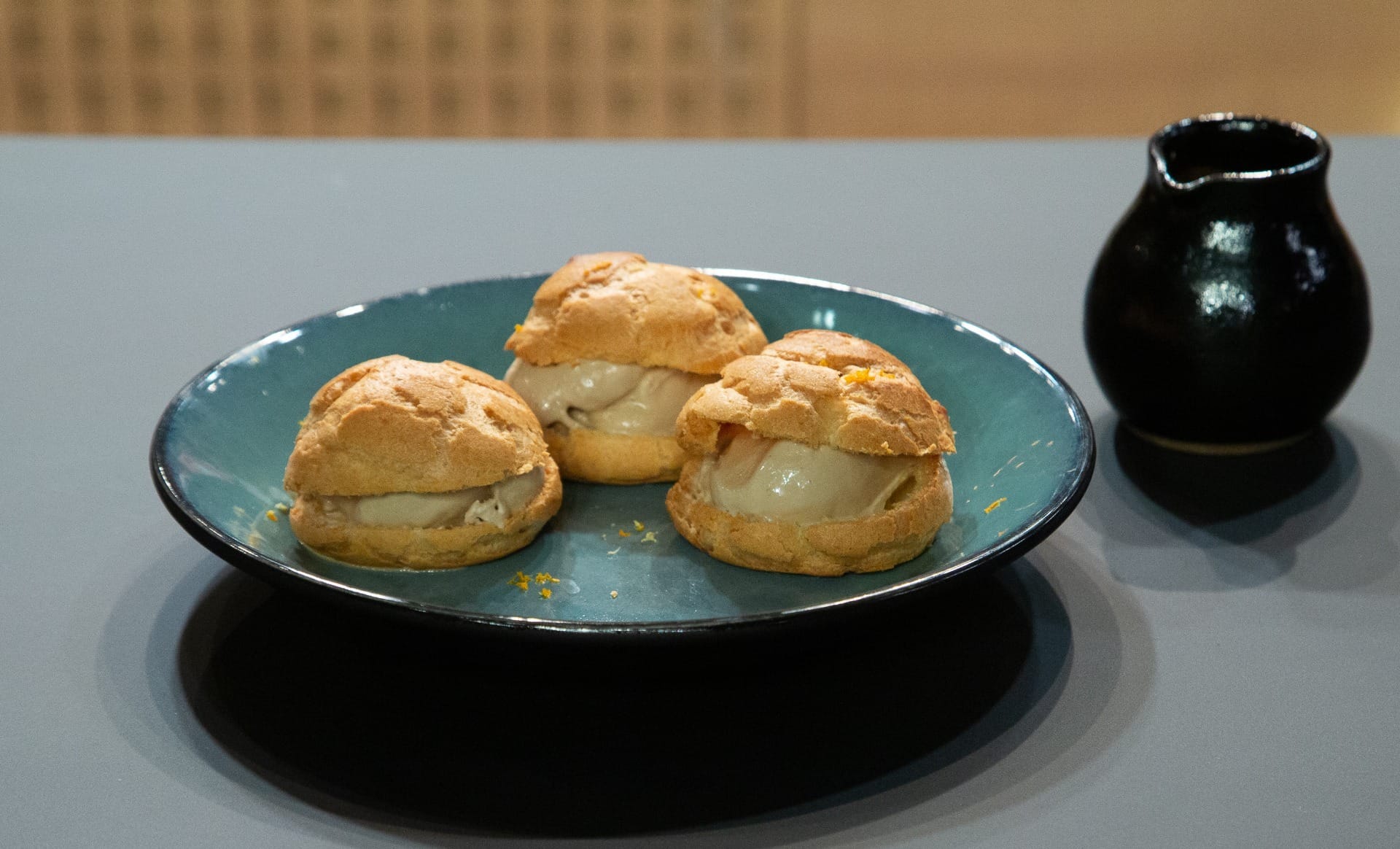 Profiteroles de sorvete de café e calda de chocolate com laranja | Band Receitas