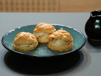 Profiteroles de sorvete de café e calda de chocolate com laranja | Band Receitas