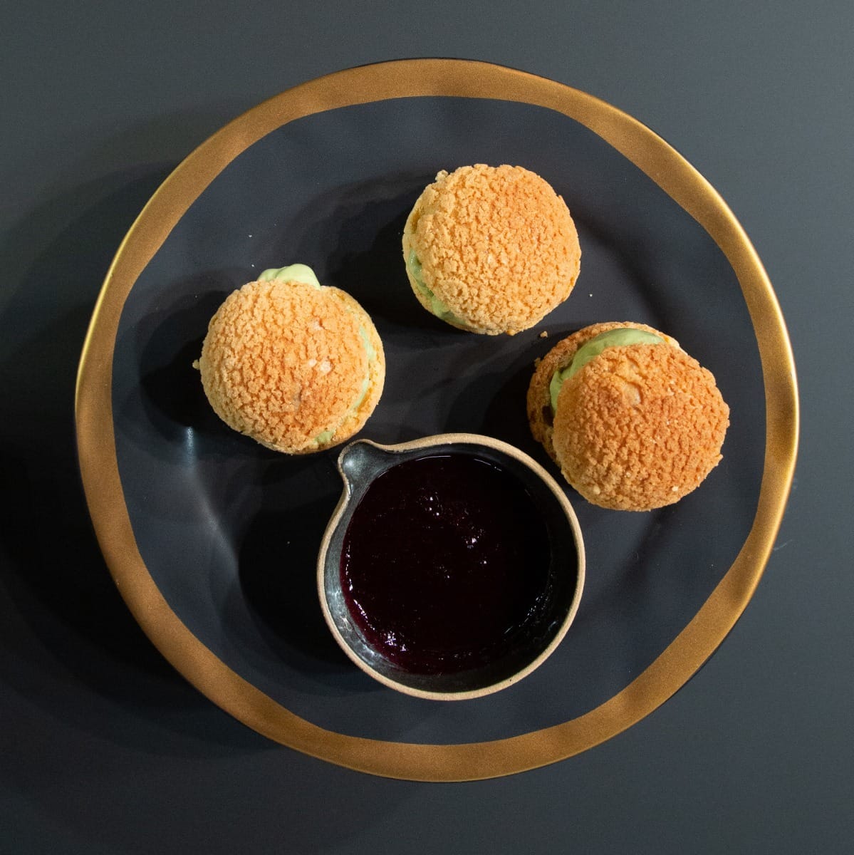 Profiteroles de sorvete de matcha com calda de mirtilo  | Band Receitas