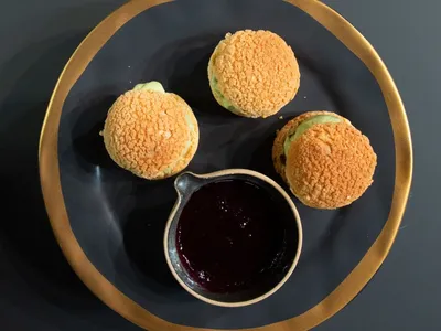 Profiteroles de sorvete de matcha com calda de mirtilo  | Band Receitas