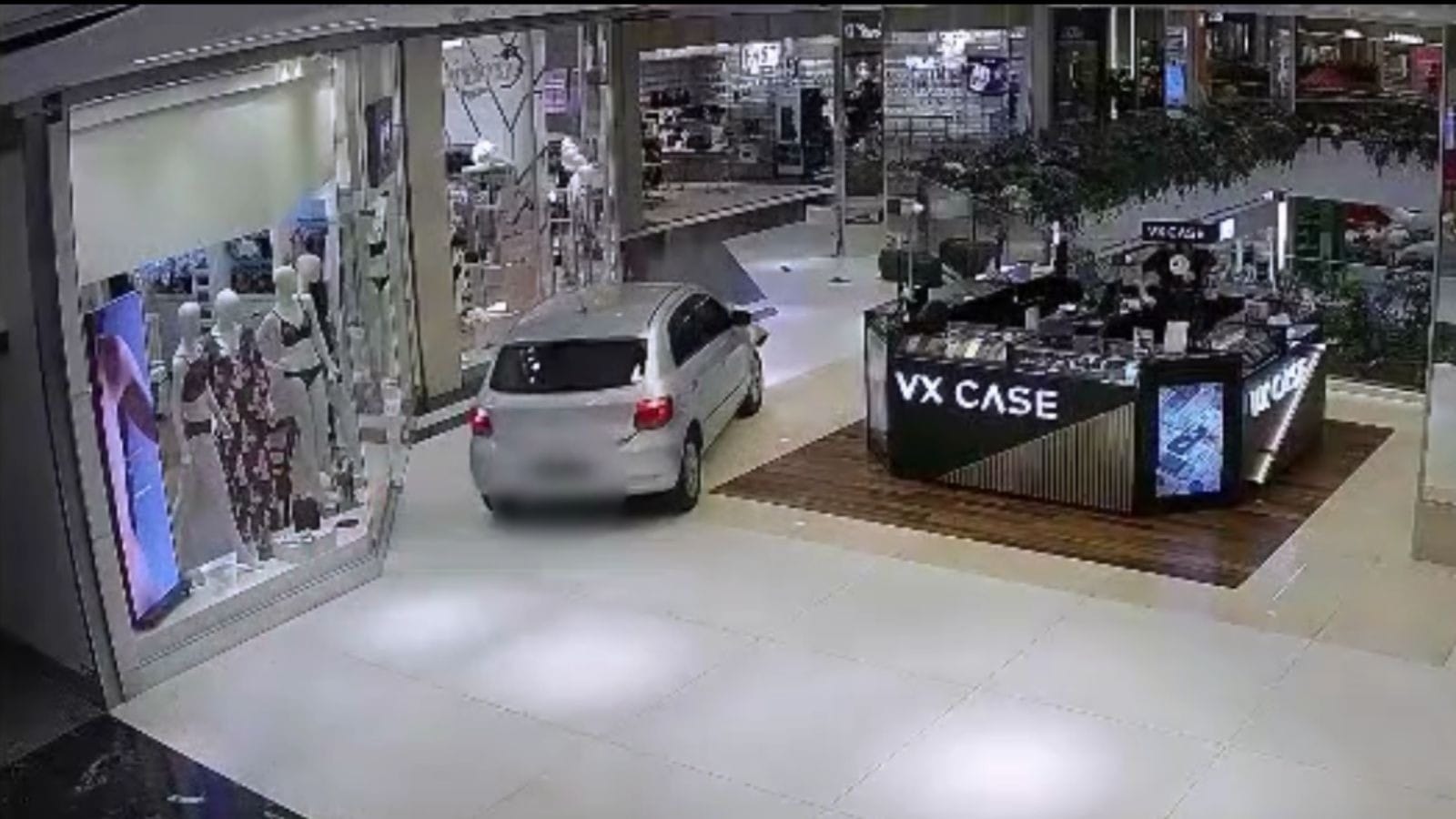 VÍDEO: Carro invade shopping e assusta clientes em Goiânia