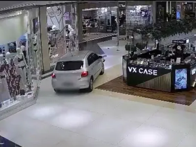 VÍDEO: Carro invade shopping e assusta clientes em Goiânia