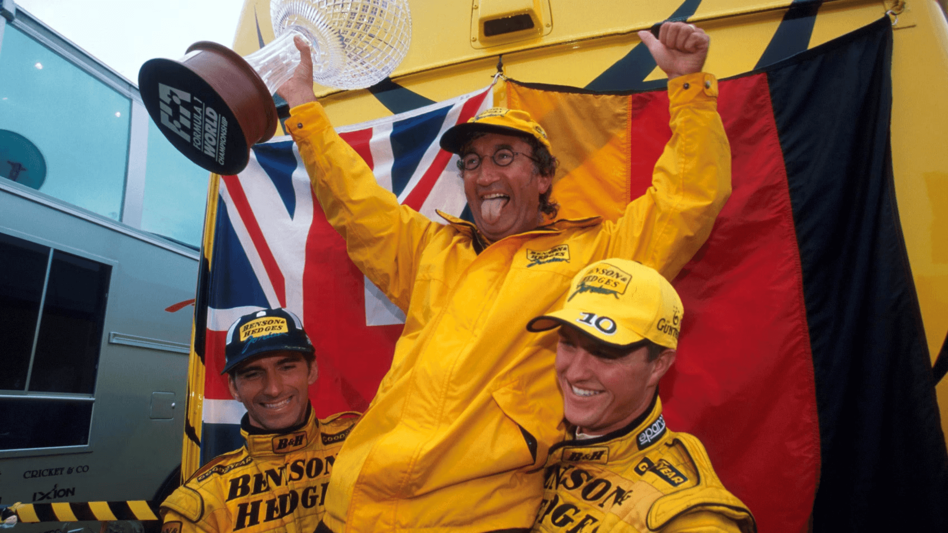 Damon Hill comemora da dobradinha ao lado de Eddie Jordan e Half Schumacher