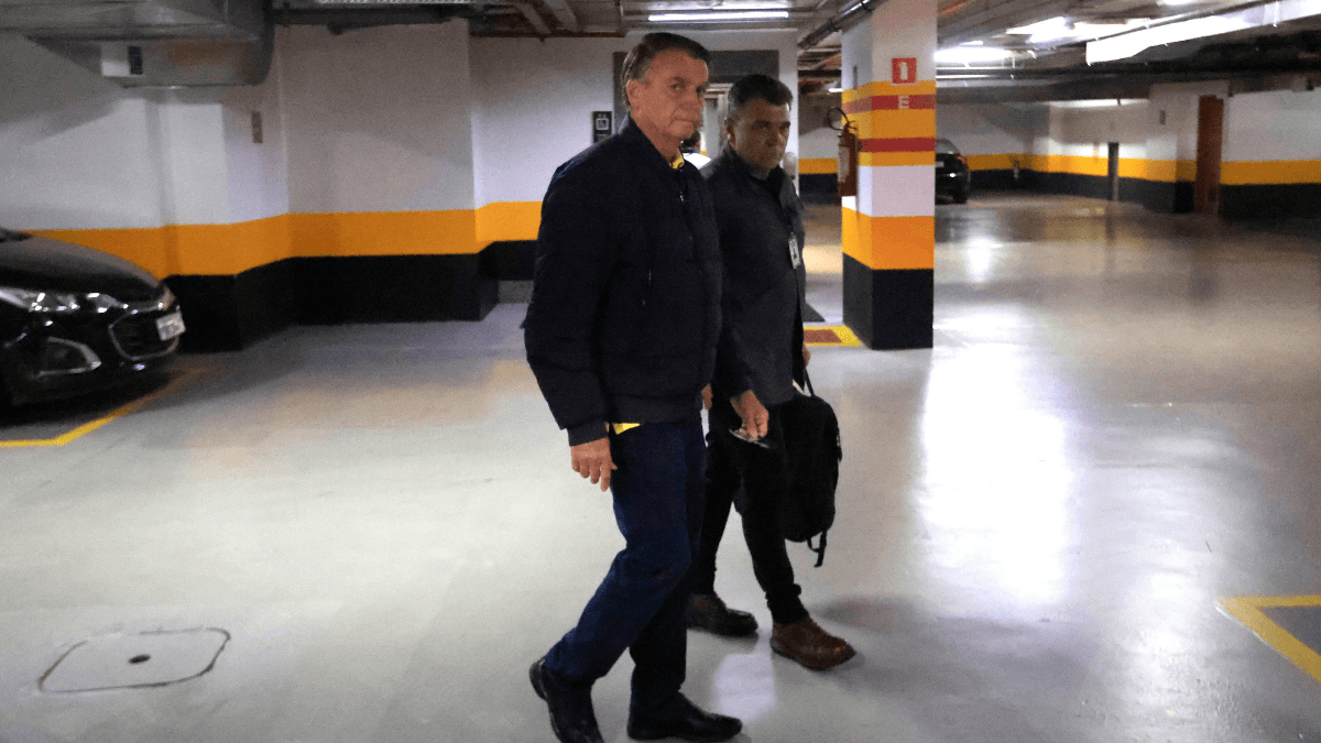 'Vocês sabem que eu não posso falar', diz Bolsonaro ao chegar à sede do PL nesta quarta