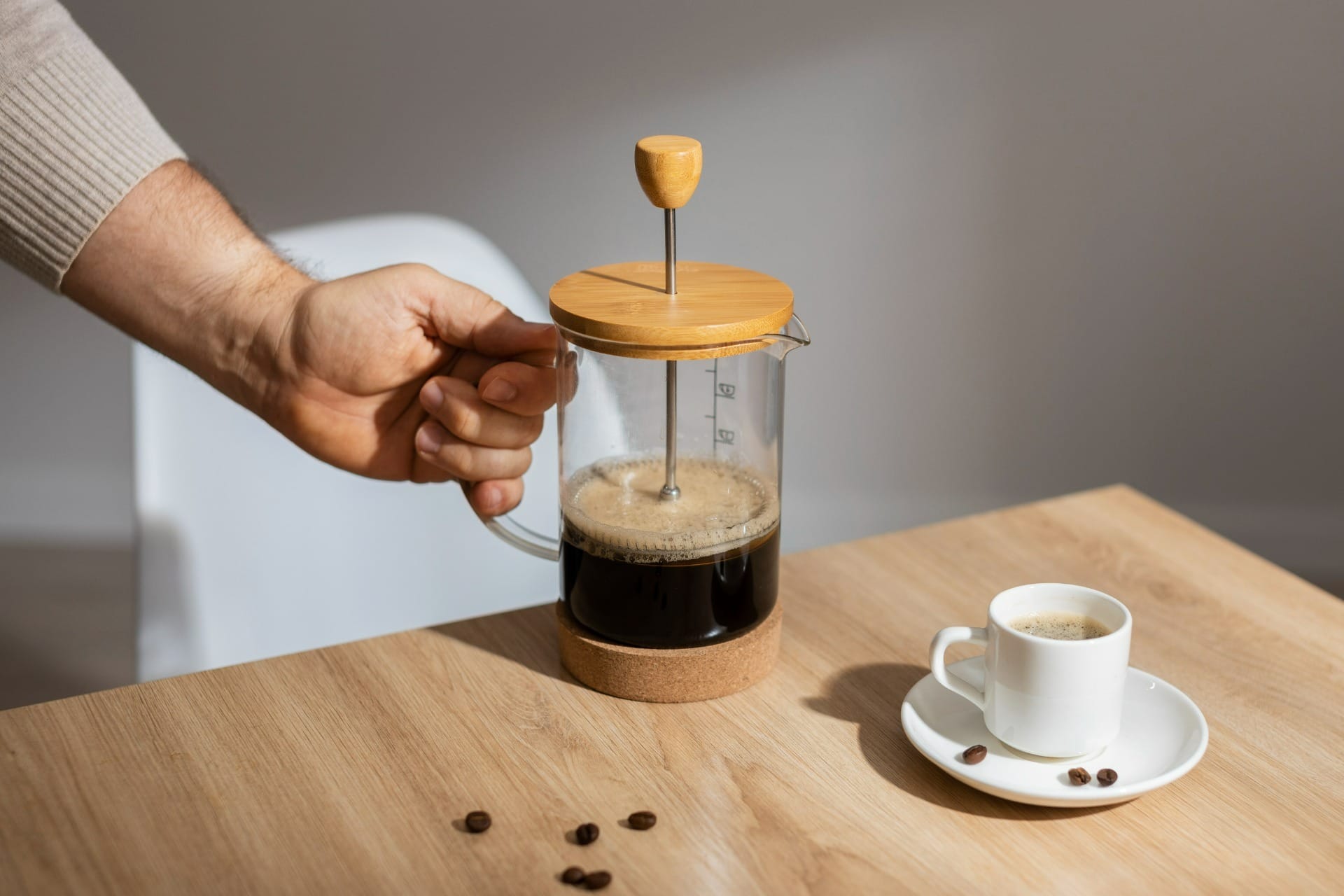 A cafeteira prensa francesa é formada por uma jarra e um êmbolo que separa o pó do líquido. / Foto: Freepik