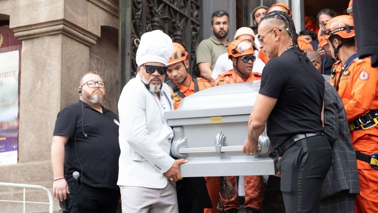 Francisco Gil, Otávio Muller e Carlinhos Brown carregam caixão de Preta Gil para cortejo