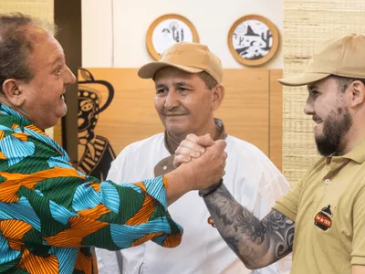 Dono do 'Bar do Dedé' tremeu ao ser taxado de porco e brindou com Jacquin fora do ar, diz filho