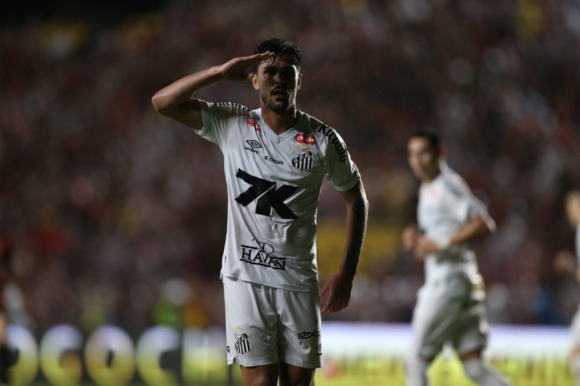Com um a menos, Santos arranca empate contra o Sport fora de casa e sai da zona de rebaixamento