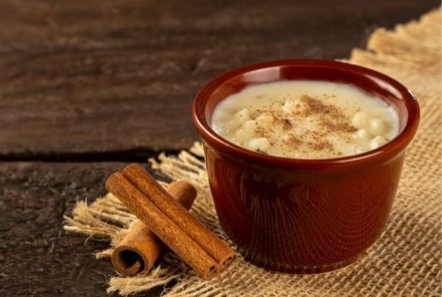 Canjica de leite queimado tem gostinho de caramelo e tudo para se tornar seu doce favorito