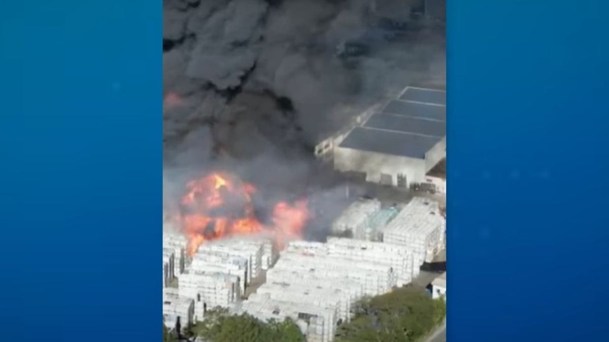 Incêndio de grandes proporções atinge fábrica em Guarulhos (SP)