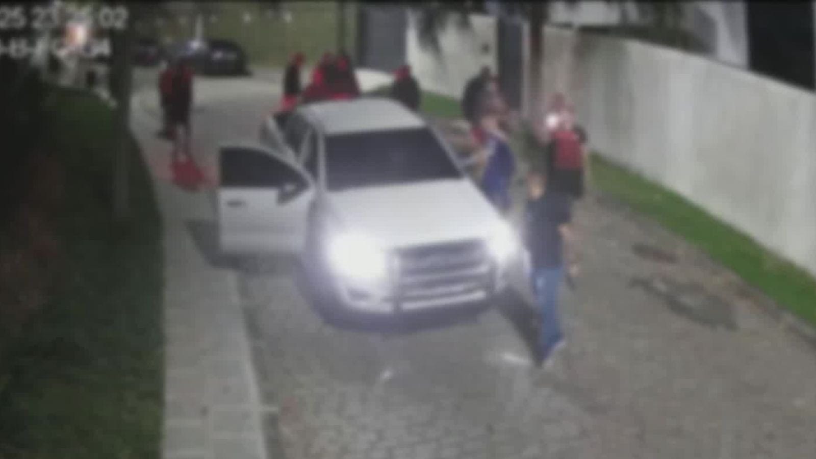 Novas imagens mostram confusão na casa do cantor Oruam antes da prisão dele