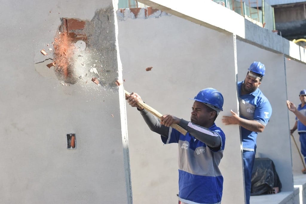 Prefeitura derruba 11 construções ilegais e retira barricadas na Ilha do Governador