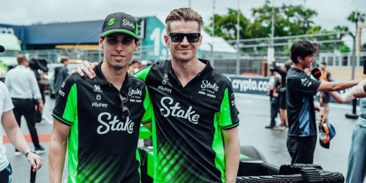 Nico Hülkenberg continua como companheiro de Gabriel Bortoleto até 2026