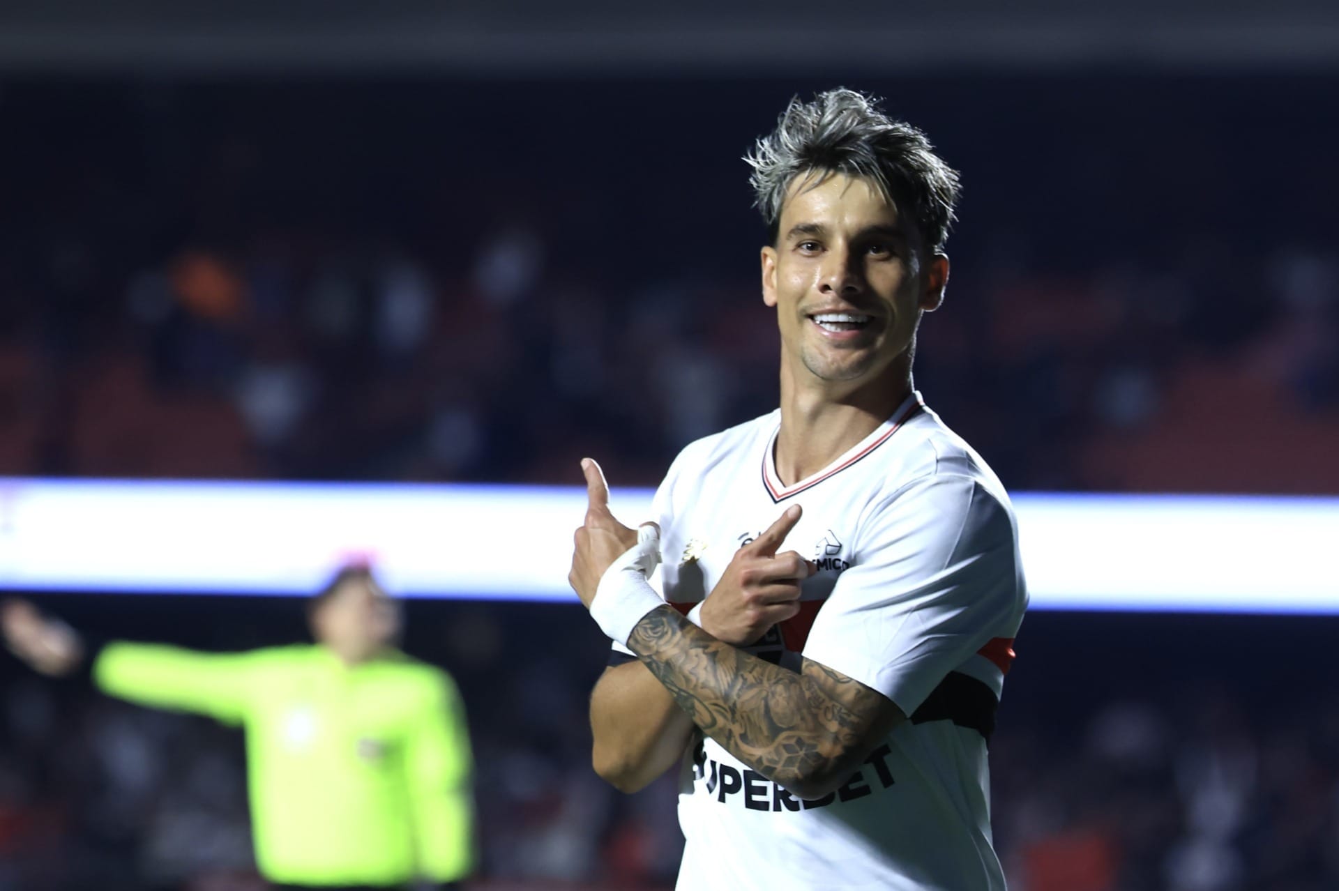 São Paulo domina e vence, mas vacilo deixa disputa aberta contra o Athletico-PR