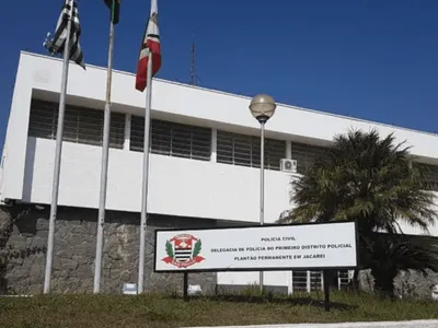 Arma falsa e bombinhas: PM apreende menores por roubar motos em Jacareí