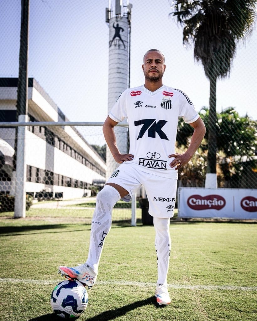 Mayke é apresentado no Santos e diz estar pronto para entrar em campo: "Ajudar com experiência"