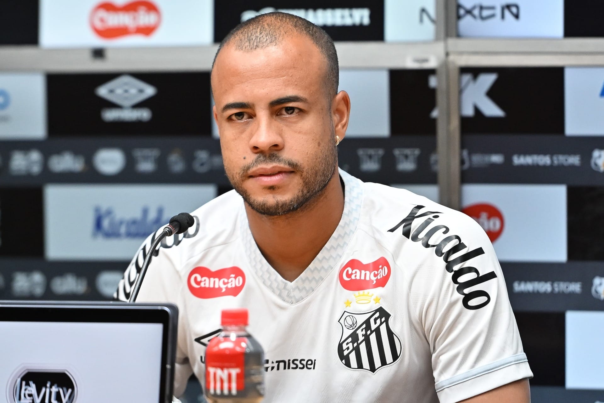 Edu Dracena elogia chegada de Mayke: “Vai ajudar muito o Santos”