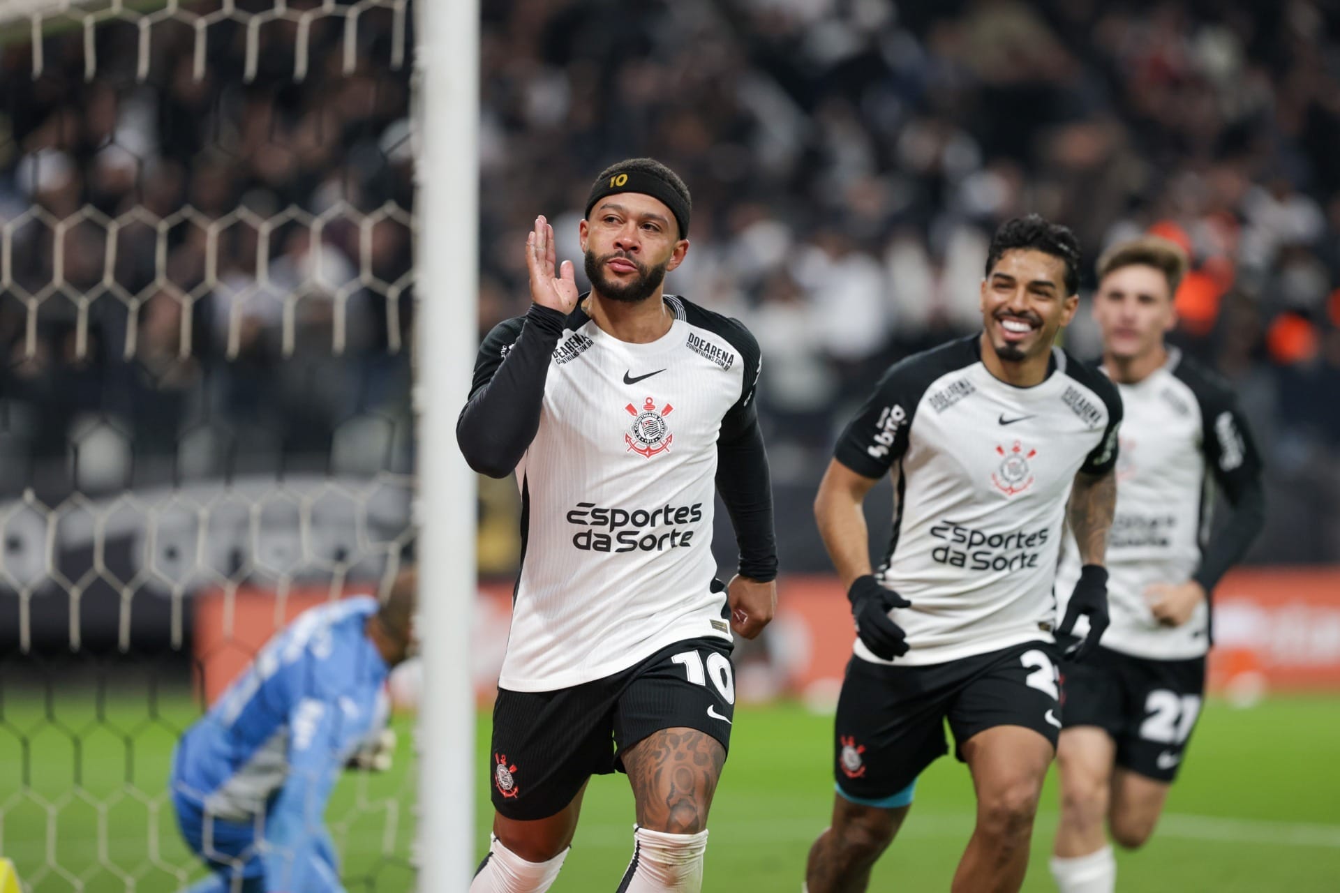 Corinthians pode ser punido por isqueiro, vape e copos atirados em campo no clássico