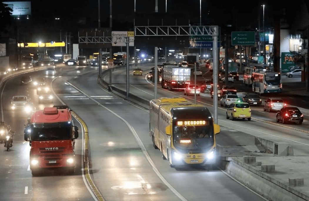 Prefeitura libera táxis intermunicipais nas faixas exclusivas da Avenida Brasil
