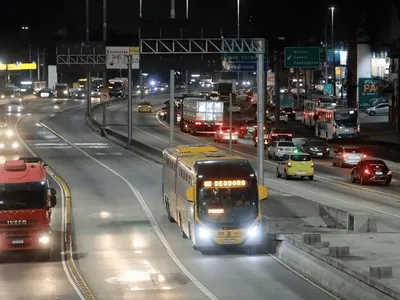 Prefeitura libera táxis intermunicipais nas faixas exclusivas da Avenida Brasil