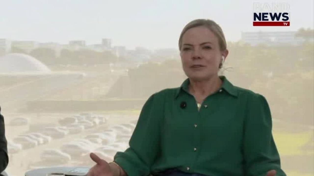 Eduardo Bolsonaro está colocando uma faca no pescoço do Brasil, diz Gleisi Hoffmann