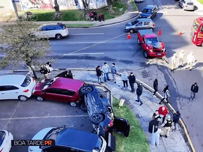 Acidente com carro de luxo deixa motorista ferido e causa estragos no Campina do Siqueira
