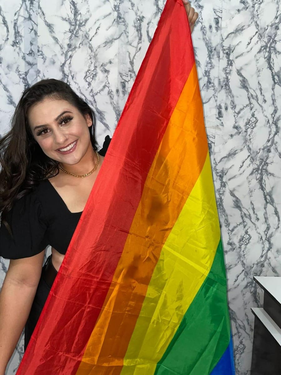 Aline celebra o orgulho de ser quem é (Foto: Band FM)
