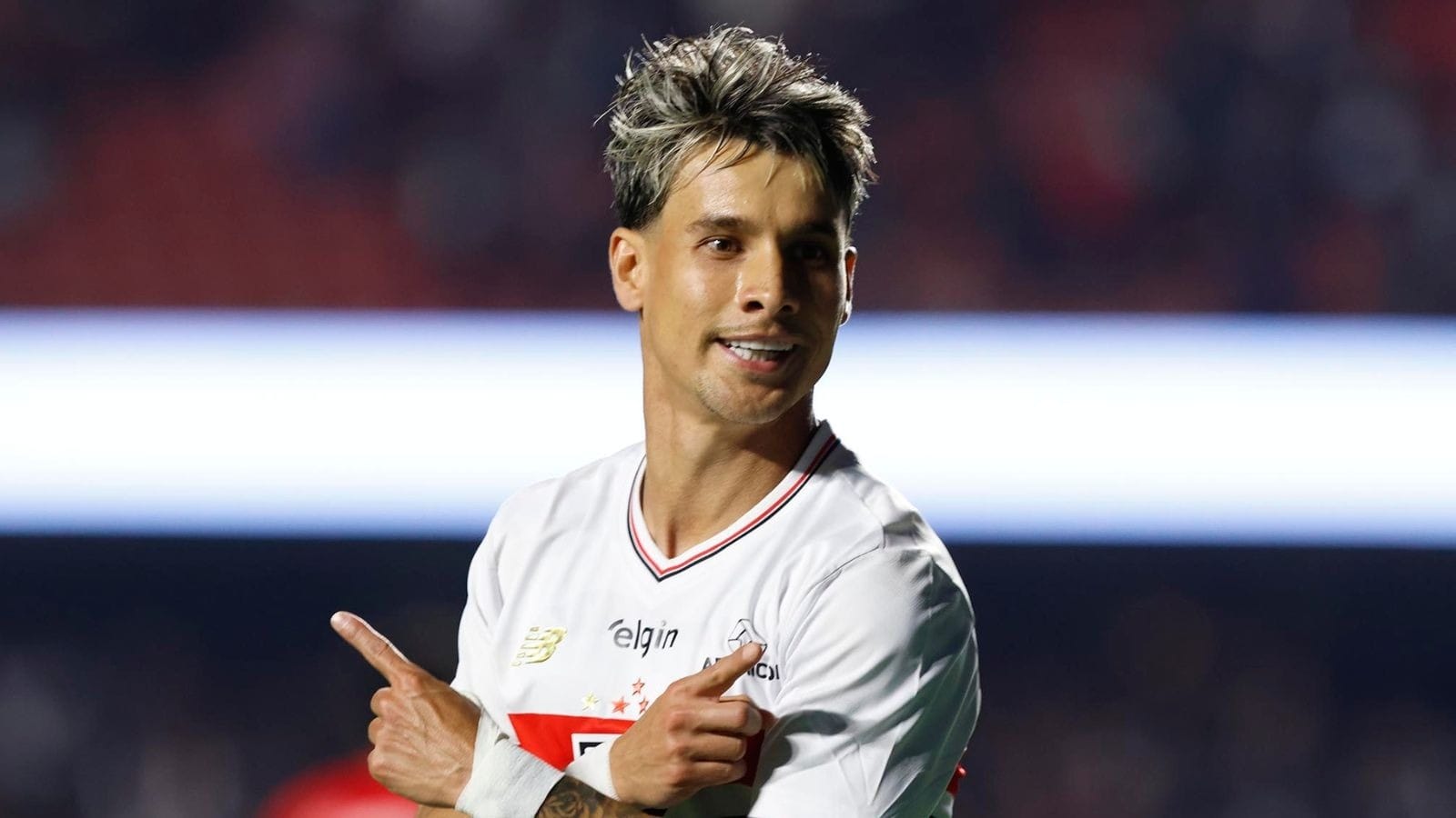 Neto prevê derrota em aposta com Ferreirinha e projeta 'tanguinha' ao vivo: "Vou pagar"