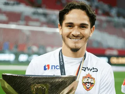 Lateral Khellven está a caminho do Brasil para assinar com o Palmeiras