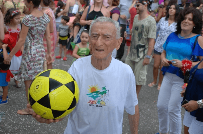 Vovô das Embaixadinhas é enterrado no Rio aos 98 anos