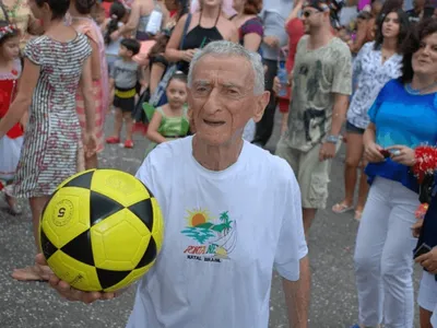 Vovô das Embaixadinhas é enterrado no Rio aos 98 anos