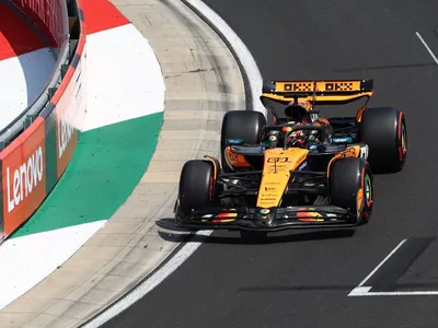 Piastri voa e puxa dobradinha da McLaren em último treino livre na Hungria; Bortoleto é 9º