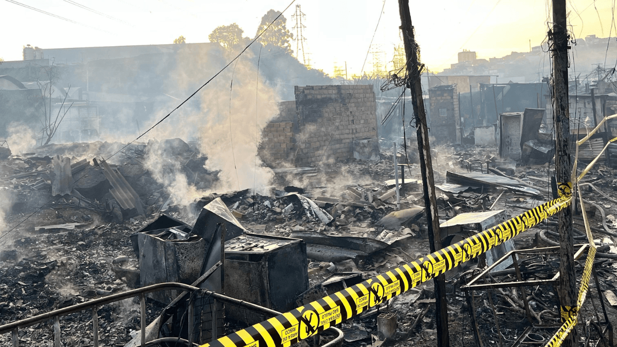 Incêndio de grandes proporções atinge comunidade em Osasco e deixa 30 famílias desalojadas