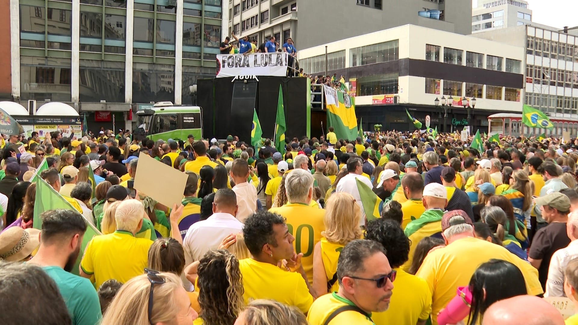 Manifestação pró-Bolsonaro reúne milhares na Rua XV de Novembro em Curitiba