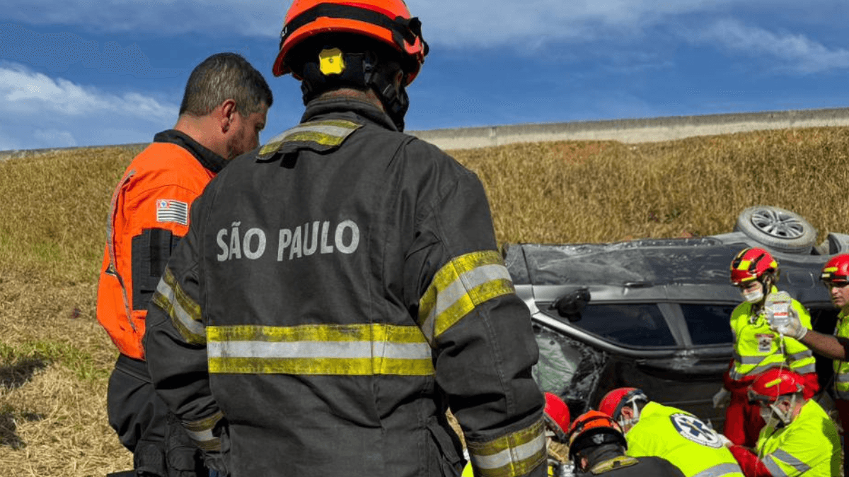 Duas pessoas morrem em acidente entre quatro veículos na Carvalho Pinto em São José dos Campos