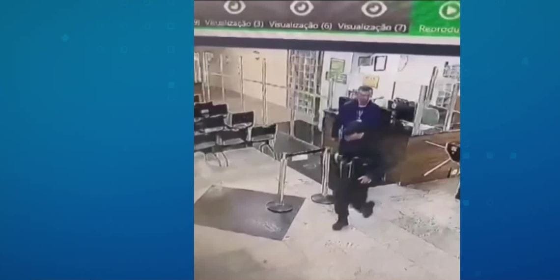 Detento mata policial dentro de hospital e foge vestindo a farda da vítima