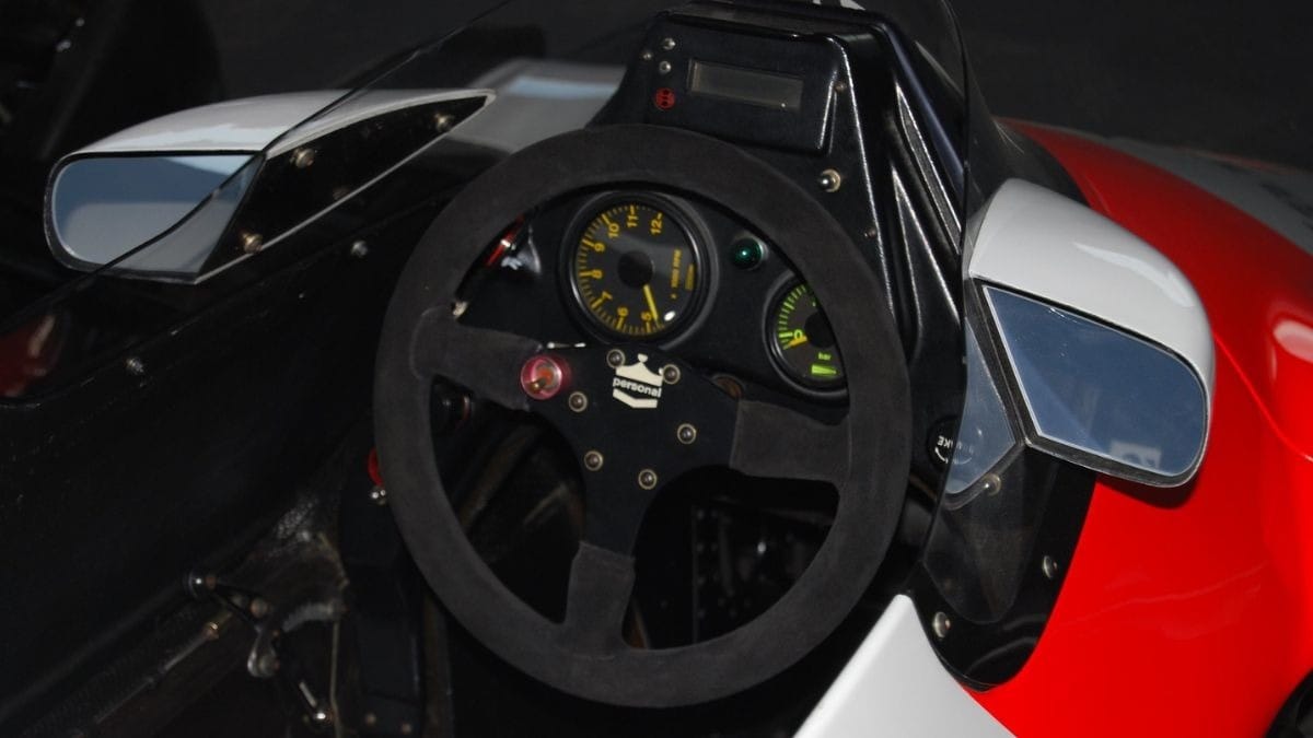Carro da McLaren de 1985 contava com um medidor de gasolina eletrônico - Bill Abbott