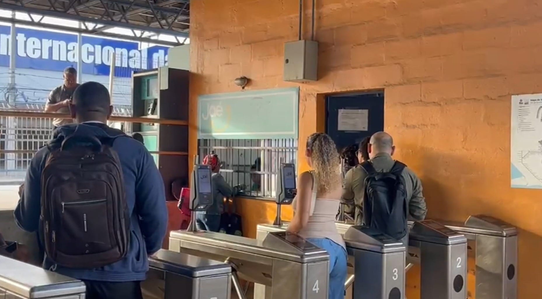 Primeiro dia útil do Jaé tem filas em pontos de recarga e problemas no aplicativo