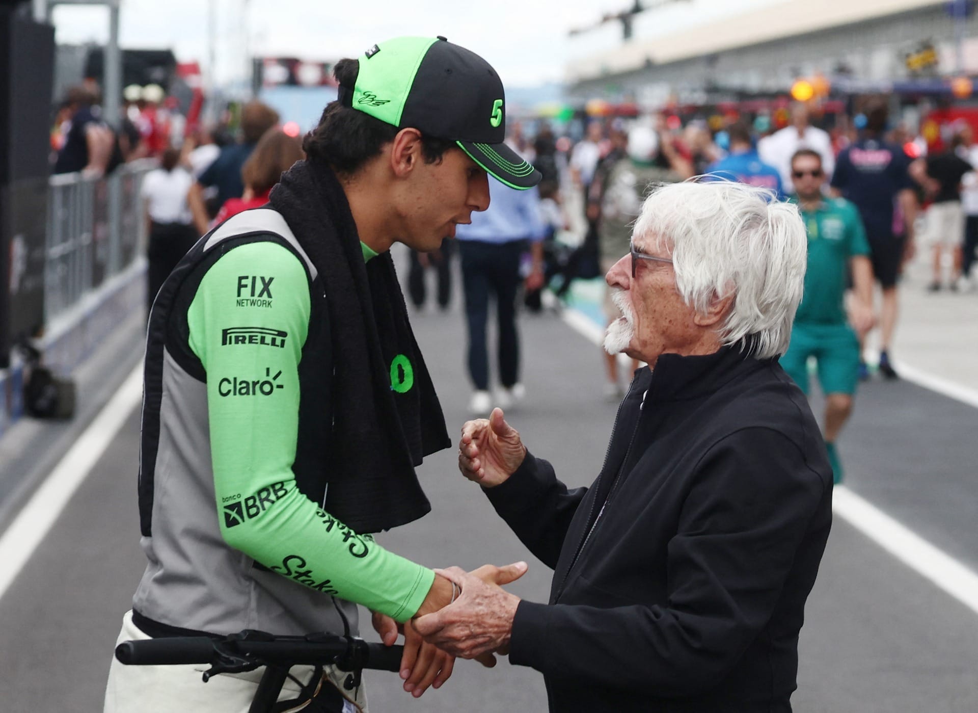 Ecclestone pede para Hamilton desistir da F1 e indica Bortoleto como substituto na Ferrari